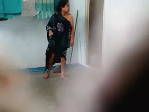 सुनहरे बालों वाली इं ...