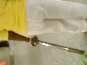 विशाल बिल्ली के साथ  ...