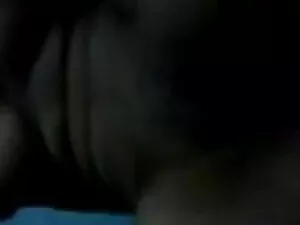 बड़े स्तन के साथ श्य ...