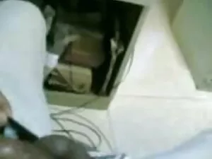बड़े स्तन आकर्षक उसक ...