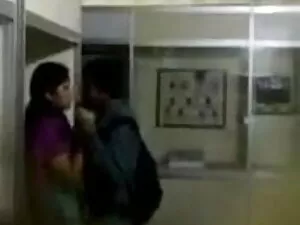 सुनहरे बालों वाली हि ...