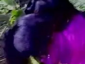 अधोवस्त्र में busty  ...