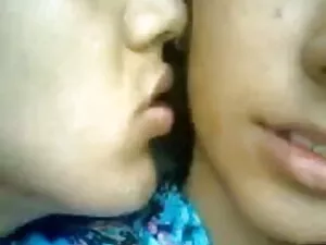 कामुक लड़की बग़ल में ...